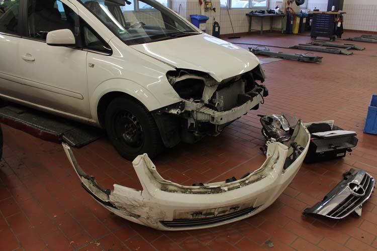Frontschaden an einem Opel